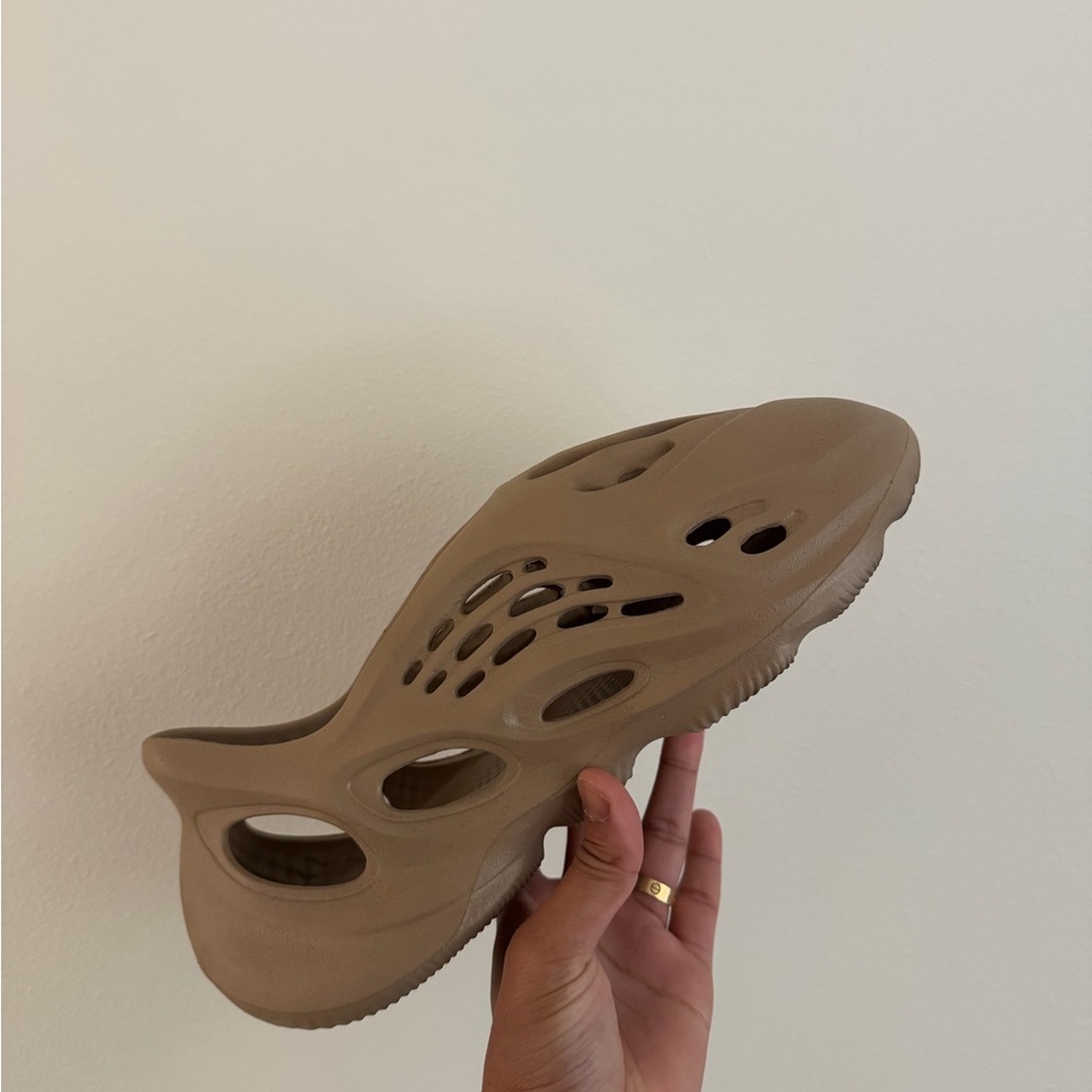 Yeezy Foam RNNR MIST - Picture 2 of 4
